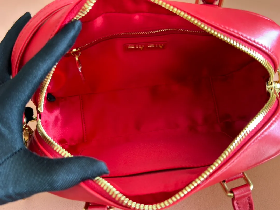 p1900💋💋💋 [Equipped with full set of packaging at the counter, premium hardware original leather] Arcadie Matelasse sheepskin medium bowling handbag/crossbody bag ~ bright red sheepskin This handbag uses Matelasse technology, and the three-dimensional texture and exquisite texture bring a new interpretation to the classic silhouette. The front letter logo cleverly echoes the metal hardware, and the exquisite workmanship is outstanding, highlighting a highly recognizable classic style. Dynamic and elegant lines with adjustable and detachable shoulder straps present a practical and versatile design with modern charm. ～Detachable and adjustable shoulder strap ～Zipper closure ～Lined with 2 patch pockets ～With foot studs Size: W24×H17×D7.5cm No.: 5BB124