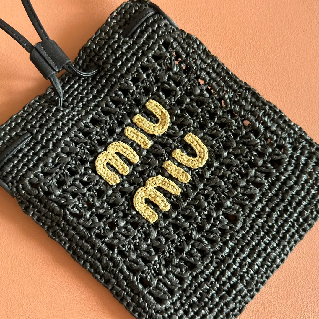 p1120💋💋💋【Full set of packaging at the counter】5ND016 new lucky bag woven bag, custom-made raffia imported from Japan, non-common PP grass on the market, the material is the same, the overall bag is small and exquisite, with leather shoulder strap for better practicality, it can be carried in the hand or under the armpit when going out in summer, size: 20 X 23 cm