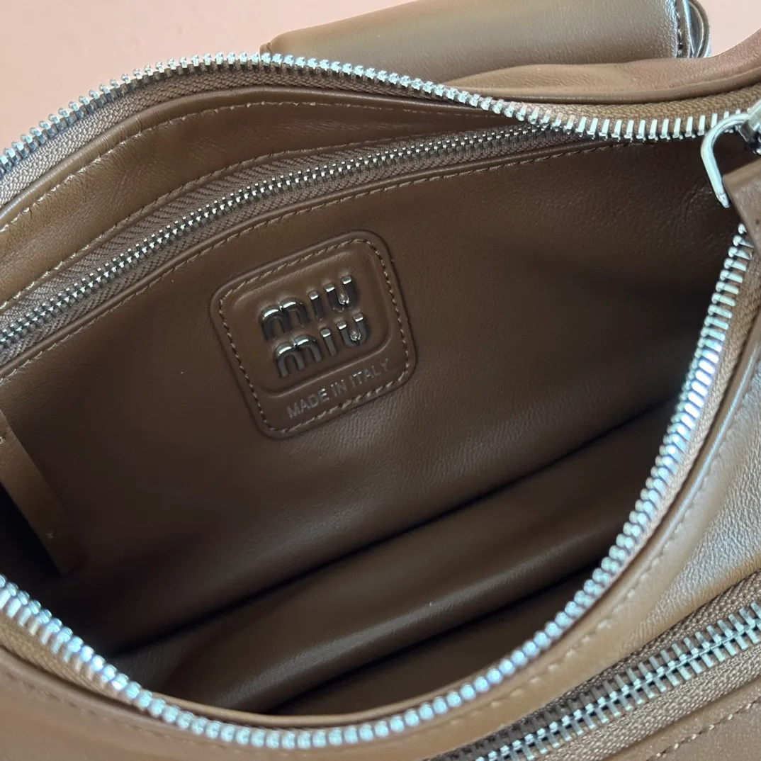 p1840💋💋💋 [Equipped with a full set of counter packaging, premium hardware and original leather] Sheep leather Hobo underarm bag ~ Retro, this Hobo underarm bag reveals a charming modern urban style. The multi-pocket design blurs the line between function and decoration, and the iconic lettering logo injects distinctive personality. Gold hardware adds sparkling style. Size: W21×H12×D6cm No.: 5BC146