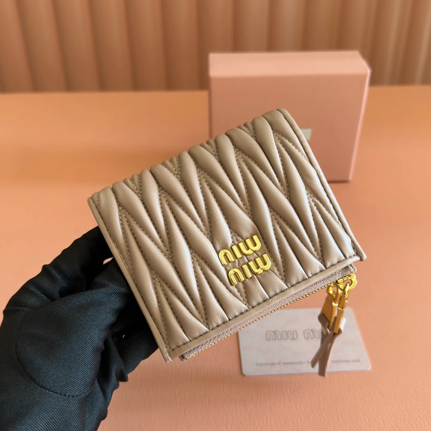 p540💋💋💋[Original configuration counter complete package] New version of the two-fold small wallet pocket wallet counter new small wallet 🔥 Model: 5MV017 is made of imported top-grade sheepskin inside and outside, with multiple card slots on both sides, double zipper compartment design on both sides, larger capacity, internal pressure 198A hundred-yuan notes, bank cards, coins, and change can be collected in it, highly practical, size: 11.5 X8 cm