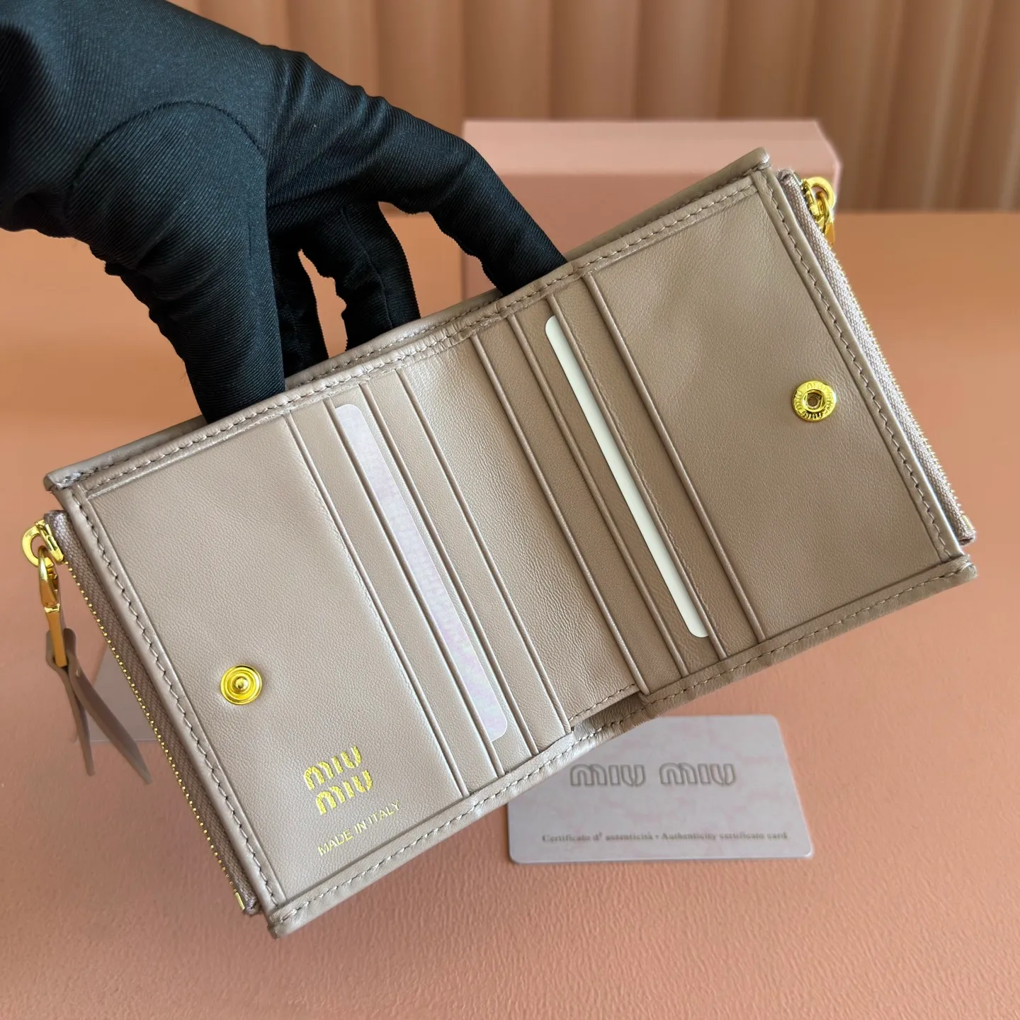 p540💋💋💋[Original configuration counter complete package] New version of the two-fold small wallet pocket wallet counter new small wallet 🔥 Model: 5MV017 is made of imported top-grade sheepskin inside and outside, with multiple card slots on both sides, double zipper compartment design on both sides, larger capacity, internal pressure 198A hundred-yuan notes, bank cards, coins, and change can be collected in it, highly practical, size: 11.5 X8 cm
