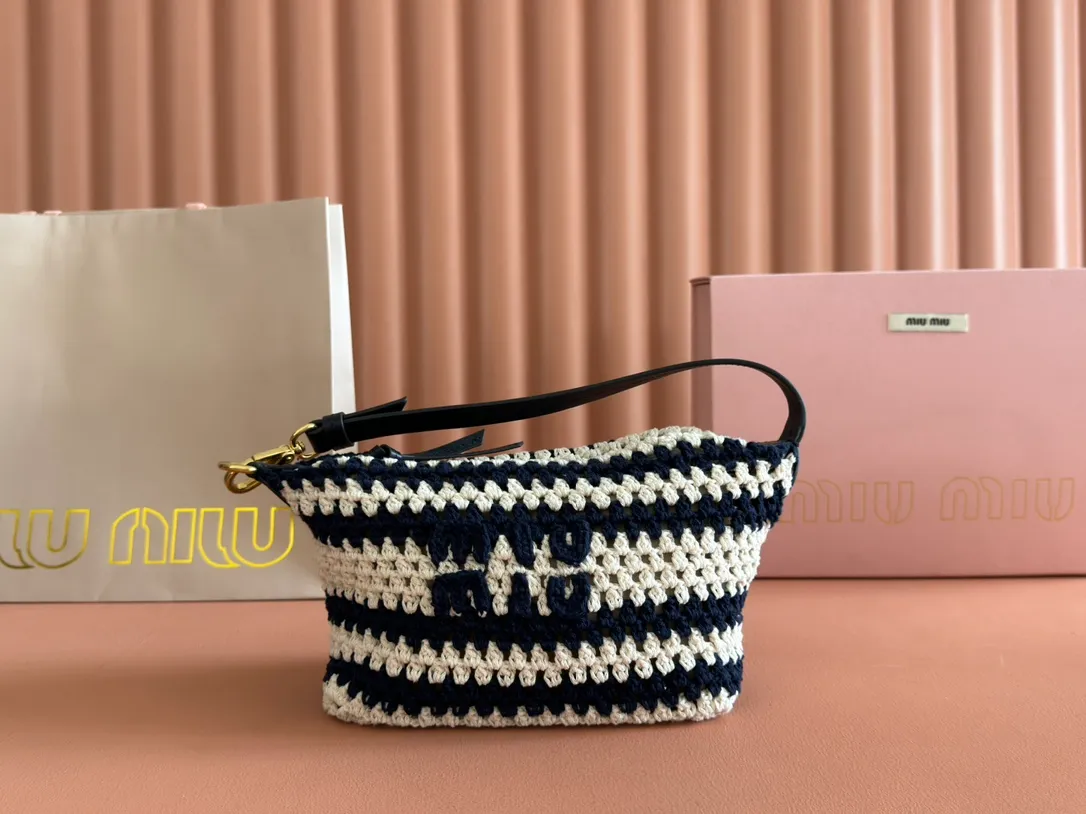 💋💋💋【Full set of packaging at the counter】5NE841, new denim lunch box bag, unique ice crack texture, iconic Miu amount logo on the front, cotton lining, super light, large capacity, looks good no matter how you wear it, suitable for all seasons, size: bottom length 19cm, opening width 25.5cm, height 14cm, bottom width 10cm