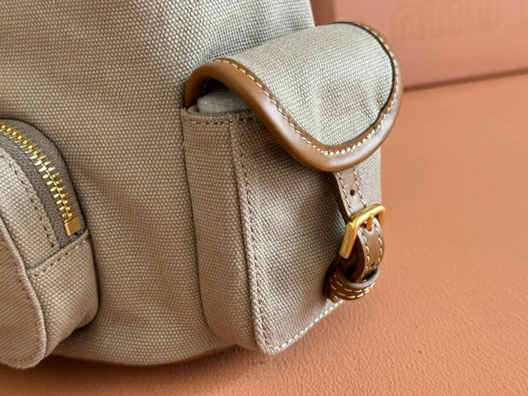 p1560. 💋💋💋【Configured with full package at counter】MIU Home new product college style backpack, the perfect combination of canvas and imported calfskin, thick wear-resistant linen blend lining, adopts a casual design style, fashionable, simple and advanced, combined with exquisite handcrafts, adds multiple pocket storage, shoulder straps and hand bags can be freely converted, greatly It improves the practicality. It is simply a tool for hanging. It can be worn with jeans, shirts or various casual sportswear. It is a very good item to wear, especially the capacity is large enough and it is light and easy to use. I sincerely recommend it. Model: 5bz043, size 22X18X11.5cm