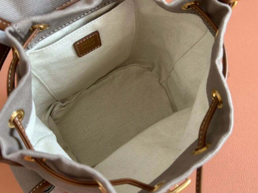 p1560. 💋💋💋【Configured with full package at counter】MIU Home new product college style backpack, the perfect combination of canvas and imported calfskin, thick wear-resistant linen blend lining, adopts a casual design style, fashionable, simple and advanced, combined with exquisite handcrafts, adds multiple pocket storage, shoulder straps and hand bags can be freely converted, greatly It improves the practicality. It is simply a tool for hanging. It can be worn with jeans, shirts or various casual sportswear. It is a very good item to wear, especially the capacity is large enough and it is light and easy to use. I sincerely recommend it. Model: 5bz043, size 22X18X11.5cm