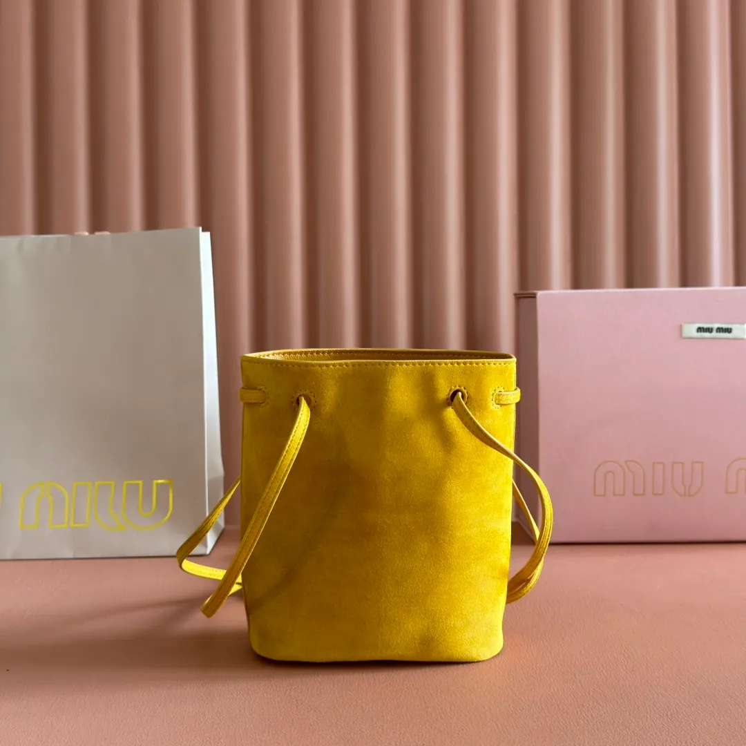 p1060💋💋💋 Equipped with a full set of packaging at the counter [Special grade hardware original leather] Nappa frosted leather mini handbag/shoulder bag This mini handbag is famous for the soft texture of Nappa sheepskin. Adjustable shoulder strap adds practical detail, while embossed letter logo adds classic style ~ Letter logo ~ Adjustable shoulder strap ~ Lined Dimensions: W14×H17×D6cm Number: 5NF460
