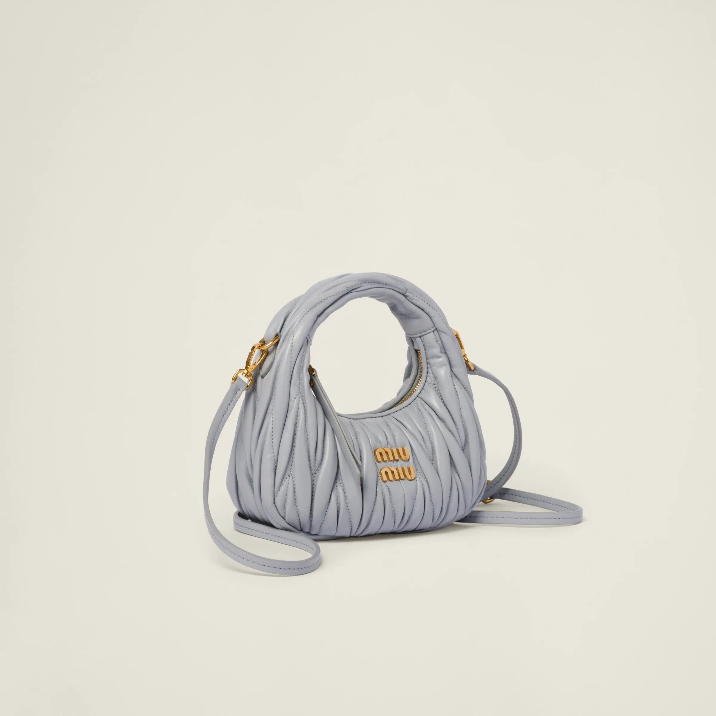 p1460💋💋💋 Equipped with a full set of packaging at the counter [Special grade hardware original leather] Wander Matelasse sheepskin Hobo mini handbag/crossbody bag ~ The black sheepskin Wander handbag has become one of the classic accessories. This mini handbag is made of Matalasse sheep leather, using exquisite craftsmanship to create a three-dimensional effect, showing exquisite elegance. Presenting the Hobo bag style, blending retro style and modern elegance, it has become a new synonym for modern femininity. ～Golden hardware ～Zipper closure ～Metal lettering logo on the front ～Cotton satin lining Size: W17.5×H14×D5.5cm Number: 5BP156