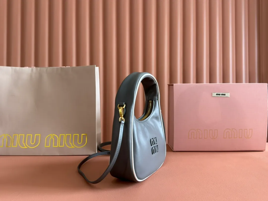 p1600💋💋💋[Special grade hardware original leather] Wander Matelasse color-blocked Hobo handbag/crossbody bag ~ Wander handbag has become one of the classic accessories. This mini handbag is made of Matalasse sheep leather, using exquisite craftsmanship to create a three-dimensional effect, showing exquisite elegance. Presenting the Hobo bag style, blending retro style and modern elegance, it has become a new synonym for modern femininity. ～Golden hardware ～Zip closure ～Metal lettering logo on the front ～Cotton satin lining Size: W23×H13×D7cm Number: _5BC125