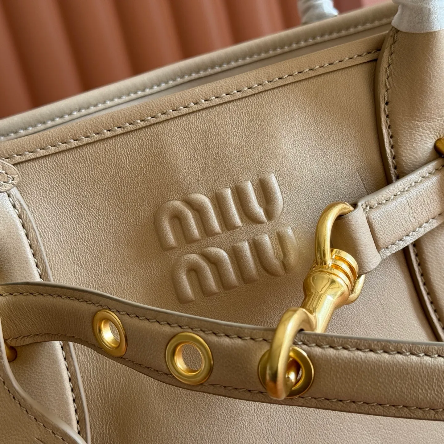 p2000💋💋💋【Full set of counter packaging】This sheepskin handbag is inspired by the brand's archive items. Its structure has been adjusted to become lighter and rejuvenate with a new personality, creating a classic bag with timeless charm. Decorated with an embossed letter logo for added brand recognition. Model: 5BG310 Size: W44×H22.5×D14.5cm Color: off-white/original leather. Made in Italy