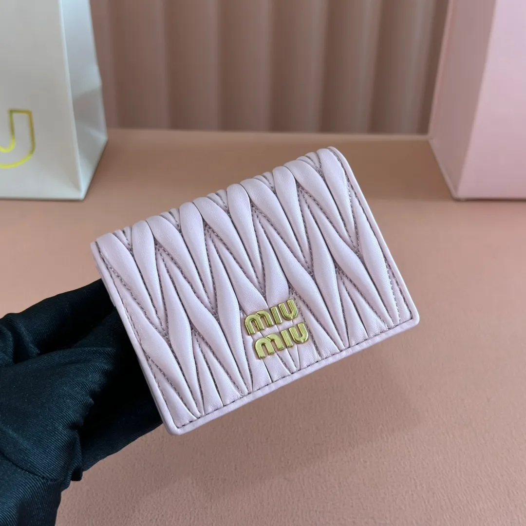 p460. 💋💋💋【Full set of packaging at the counter】🔥 MM latest version pocket wallet💗pocket Wallet💗New small wallet at the counter🔥Model: 5MV20 light pink 4🆕🆕💃💃It is made of imported top-grade sheepskin inside and outside🐮💞Hundred-yuan bills, bank cards, coins, and change can all be stored in it💅💅Size: 11.5 X8 cm.