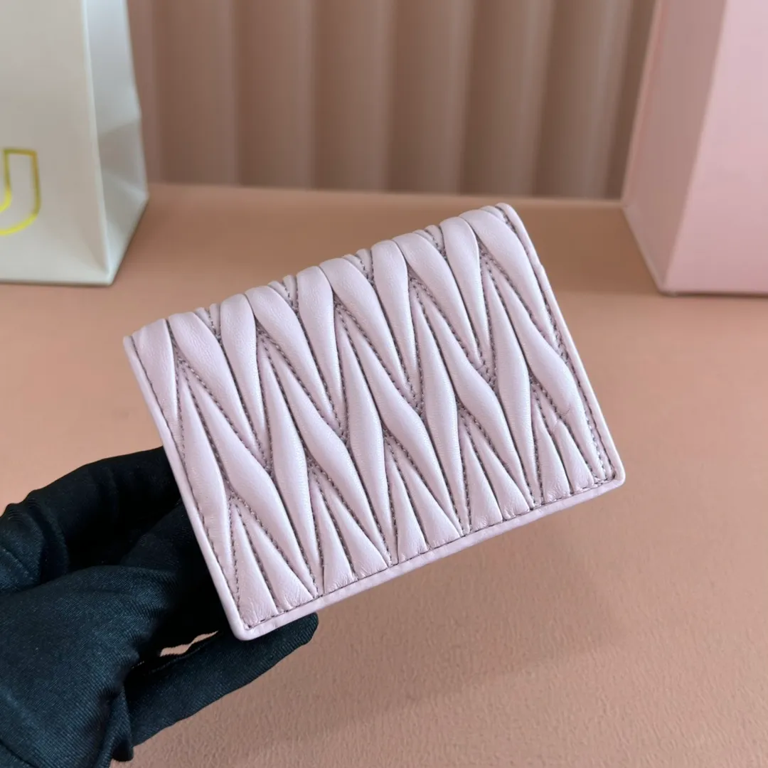 p460. 💋💋💋【Full set of packaging at the counter】🔥 MM latest version pocket wallet💗pocket Wallet💗New small wallet at the counter🔥Model: 5MV20 light pink 4🆕🆕💃💃It is made of imported top-grade sheepskin inside and outside🐮💞Hundred-yuan bills, bank cards, coins, and change can all be stored in it💅💅Size: 11.5 X8 cm.