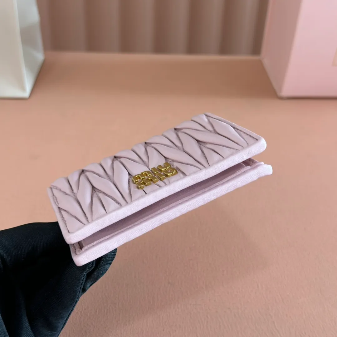 p460. 💋💋💋【Full set of packaging at the counter】🔥 MM latest version pocket wallet💗pocket Wallet💗New small wallet at the counter🔥Model: 5MV20 light pink 4🆕🆕💃💃It is made of imported top-grade sheepskin inside and outside🐮💞Hundred-yuan bills, bank cards, coins, and change can all be stored in it💅💅Size: 11.5 X8 cm.