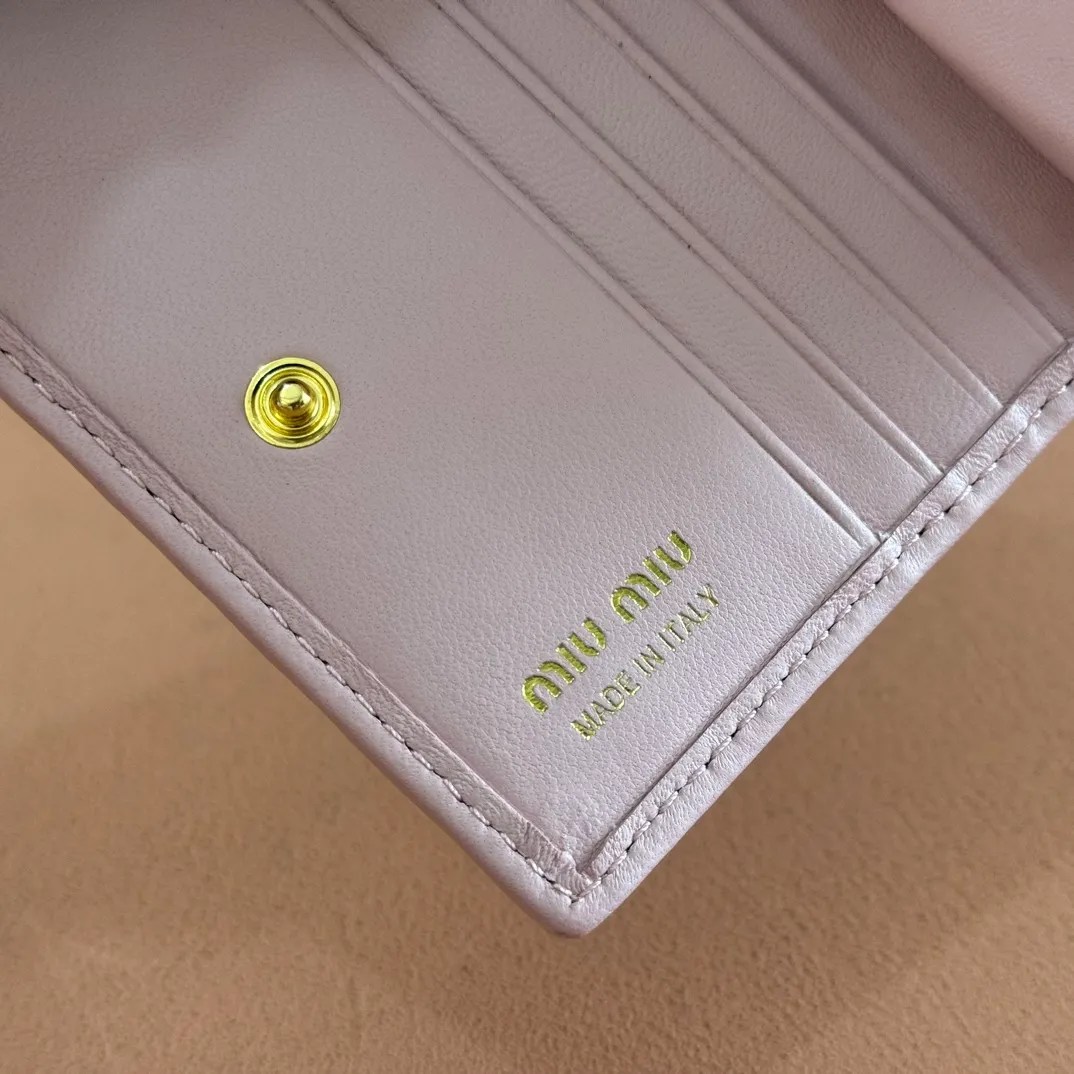 p460. 💋💋💋【Full set of packaging at the counter】🔥 MM latest version pocket wallet💗pocket Wallet💗New small wallet at the counter🔥Model: 5MV20 light pink 4🆕🆕💃💃It is made of imported top-grade sheepskin inside and outside🐮💞Hundred-yuan bills, bank cards, coins, and change can all be stored in it💅💅Size: 11.5 X8 cm.