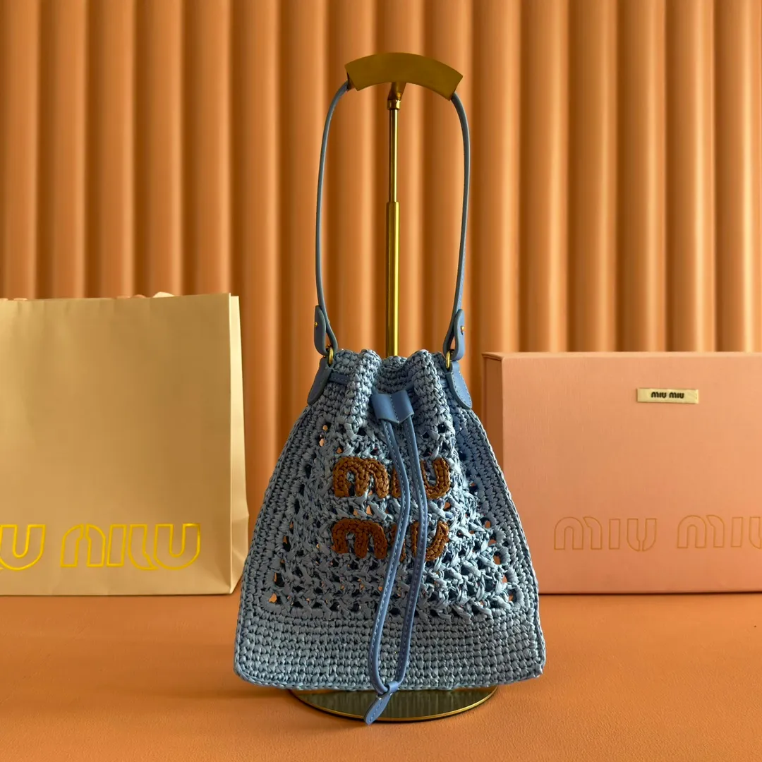 p1120💋💋💋【Full set of packaging at the counter】5ND016 new lucky bag woven bag, custom-made raffia imported from Japan, non-common PP grass on the market, the material is the same, the overall bag is small and exquisite, with leather shoulder strap for better practicality, it can be carried in the hand or under the armpit when going out in summer, size: 20 X 23 cm