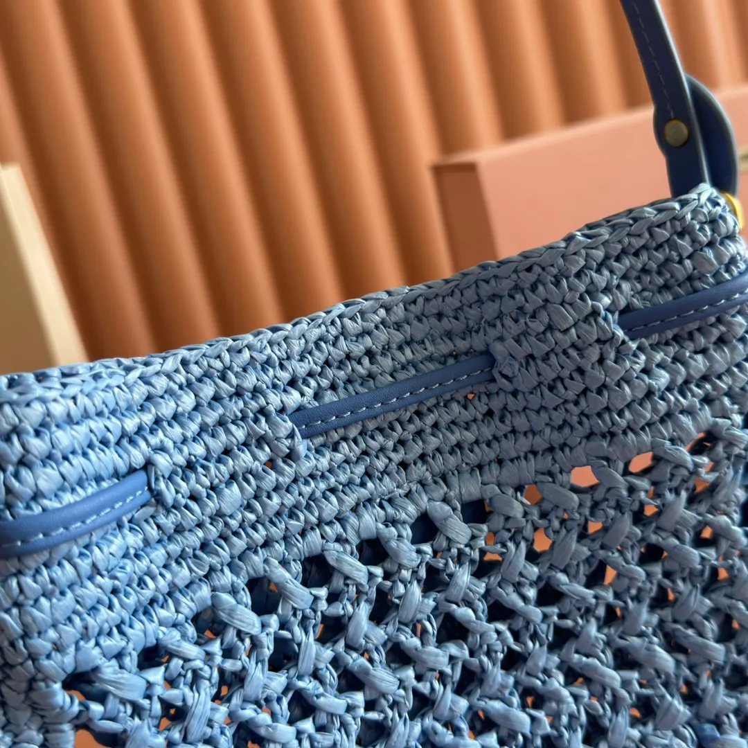 p1120💋💋💋【Full set of packaging at the counter】5ND016 new lucky bag woven bag, custom-made raffia imported from Japan, non-common PP grass on the market, the material is the same, the overall bag is small and exquisite, with leather shoulder strap for better practicality, it can be carried in the hand or under the armpit when going out in summer, size: 20 X 23 cm