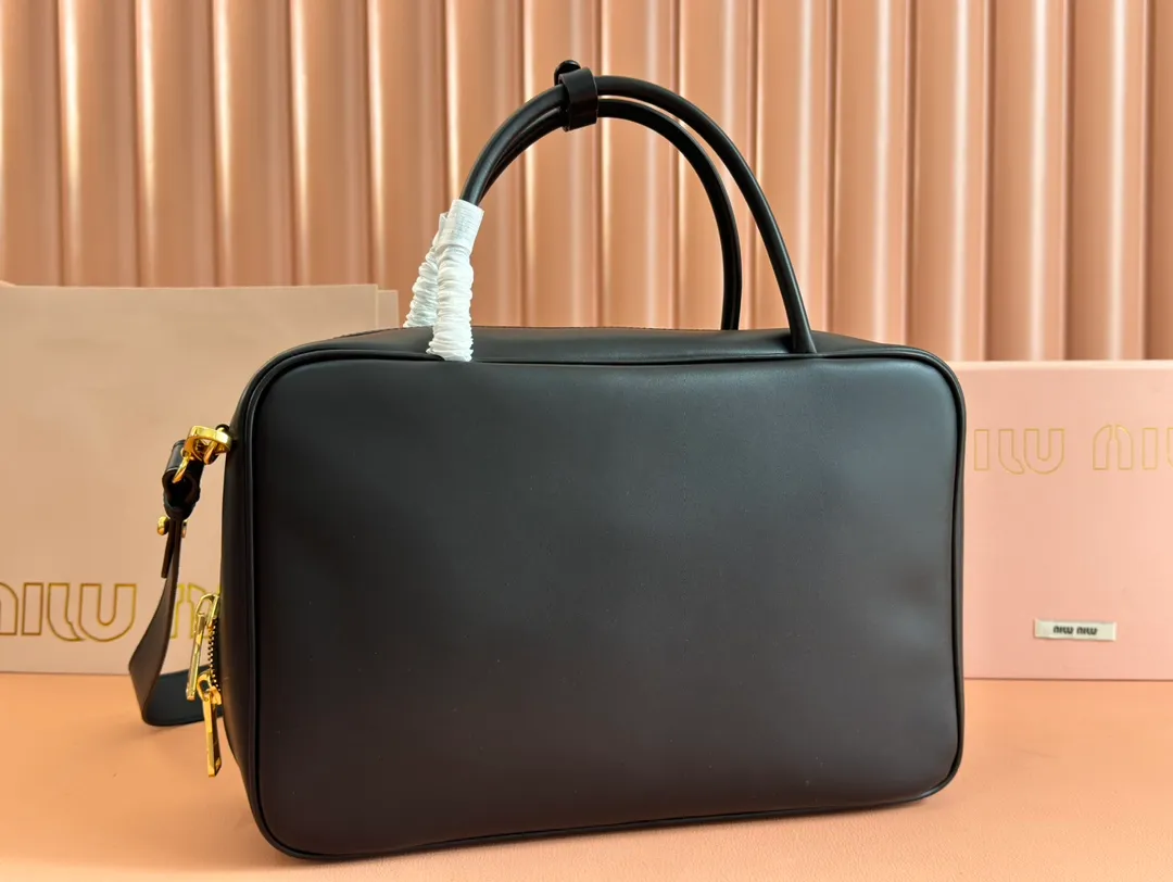 p2000. MIU's new product [original leather with counter packaging] Beau cow leather second generation handbag/with shoulder strap ~ Gram color [new version briefcase] 5bb117 This Beau handbag is made of soft and smooth cow leather, with exquisite details such as gold-plated hardware and accessories, and the embossed letter logo highlights the classic style. Size:W34×H23×D10cm
