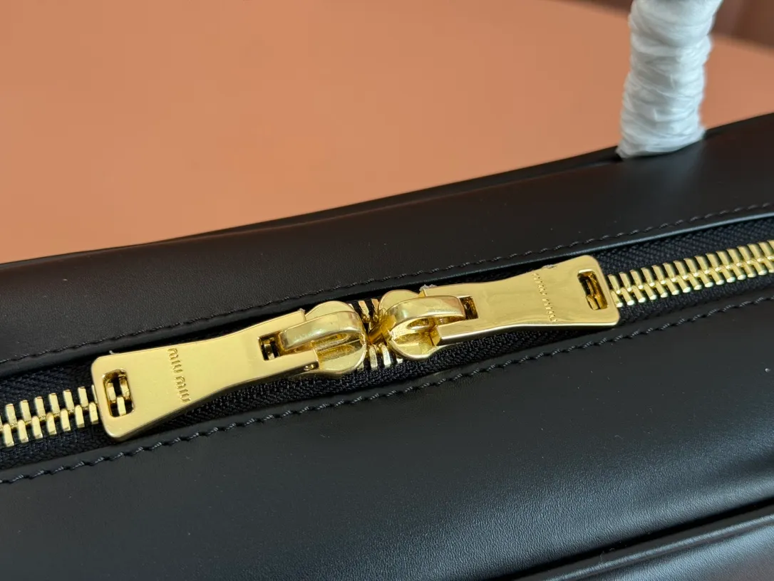 p2000. MIU's new product [original leather with counter packaging] Beau cow leather second generation handbag/with shoulder strap ~ Gram color [new version briefcase] 5bb117 This Beau handbag is made of soft and smooth cow leather, with exquisite details such as gold-plated hardware and accessories, and the embossed letter logo highlights the classic style. Size:W34×H23×D10cm