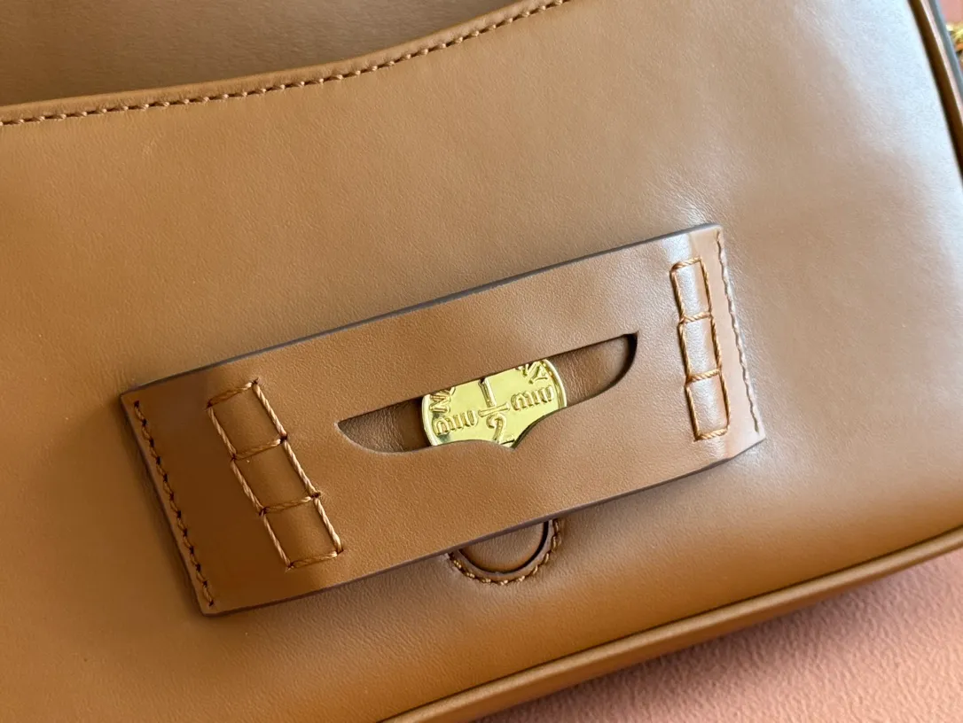 p1760. [Premium Hardware Original Leather] Penny Cow Leather Handbag ~ Cognac Color The design of this penny handbag is inspired by the iconic gold coin loafers, adding a versatile option to your daily wardrobe. The crisp leather design embodies the brand's youthful and rebellious spirit. Size:w23×h13.5×d5cm No.:_5bd270