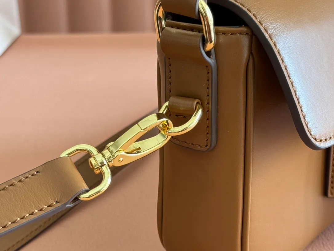 p1760. [Premium Hardware Original Leather] Penny Cow Leather Handbag ~ Cognac Color The design of this penny handbag is inspired by the iconic gold coin loafers, adding a versatile option to your daily wardrobe. The crisp leather design embodies the brand's youthful and rebellious spirit. Size:w23×h13.5×d5cm No.:_5bd270