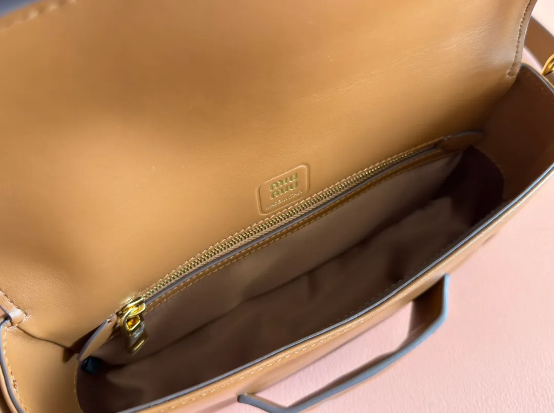 p1760. [Premium Hardware Original Leather] Penny Cow Leather Handbag ~ Cognac Color The design of this penny handbag is inspired by the iconic gold coin loafers, adding a versatile option to your daily wardrobe. The crisp leather design embodies the brand's youthful and rebellious spirit. Size:w23×h13.5×d5cm No.:_5bd270