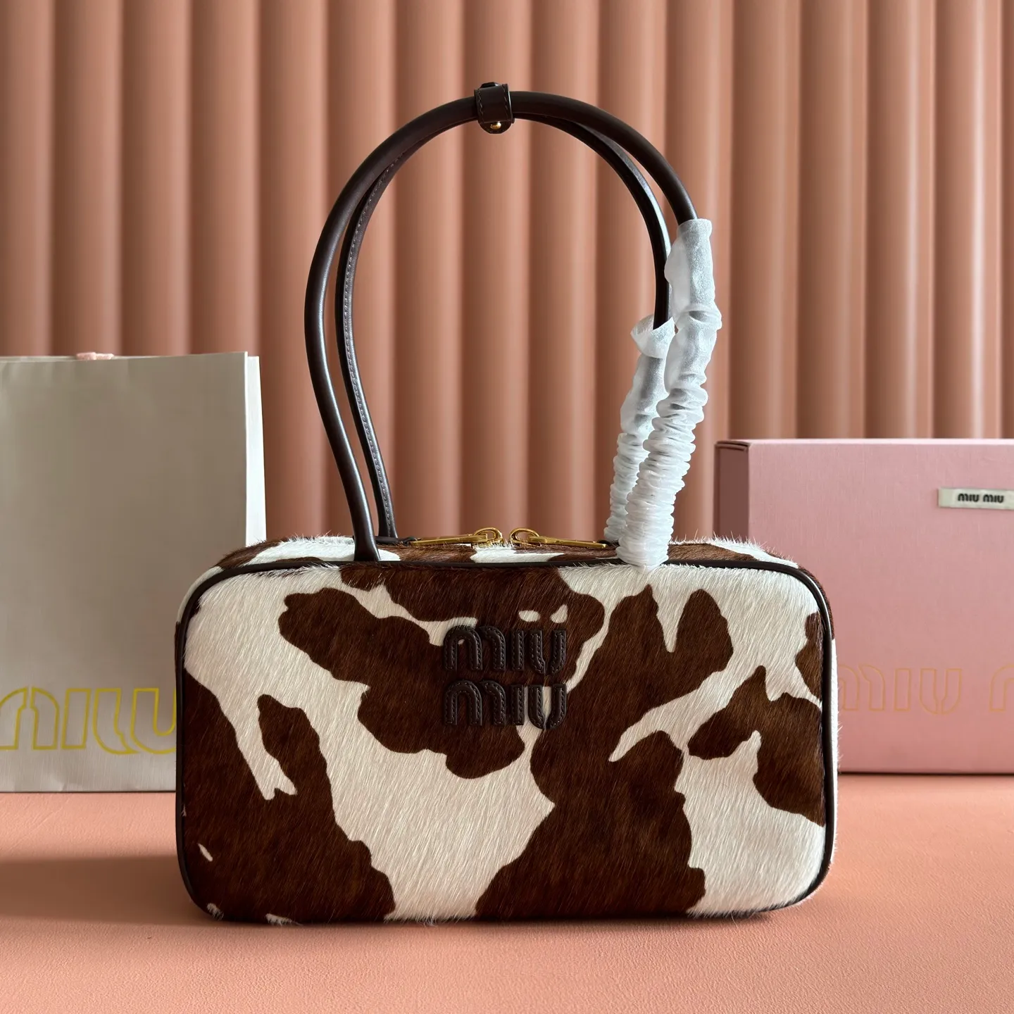p1800💋💋💋"With full set of original factory counter packaging"💕💋 M's new canvas bowling ball is made of new canvas fabric and high-grade plain calfskin. The bold and innovative design perfectly interprets Miu's eclectic, casual and inclusive attitude towards life. This bag is cool, with a refined multi-functional design that combines men's and women's elements. It is casual, lazy, natural and full of personality. It has a new canvas lining. It is not unreasonable that it is popular all over the Internet. All major fashion stars love to carry it. Model: 5BB172. Size: 29X17X9cm Color: Milk/original leather. Made in Italy