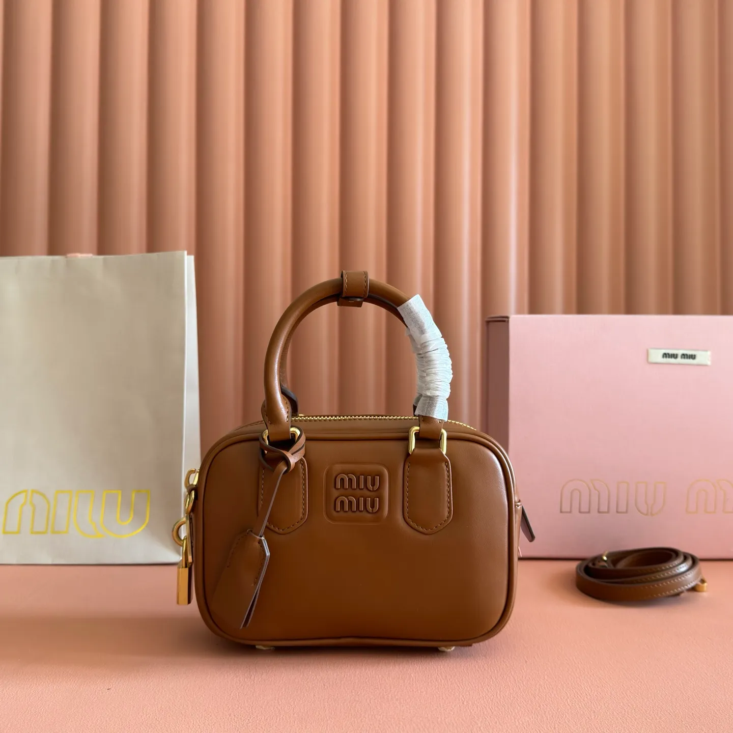 p1640💋💋💋[Original leather configuration counter complete package] Arcadie cow leather small (19cm) bowling handbag/crossbody bag ~ Heather wood This handbag uses cowhide retro and exquisite texture to bring a new interpretation to the classic silhouette. The front letter logo cleverly echoes the metal hardware, and the exquisite workmanship is outstanding, highlighting a highly recognizable classic style. Dynamic and elegant lines with adjustable and detachable shoulder straps present a practical and versatile design with modern charm. ～Detachable and adjustable shoulder strap ～Zipper closure ～Lined with 2 patch pockets ～With foot studs Size: W19×H13×D6cm No.: 5BB123