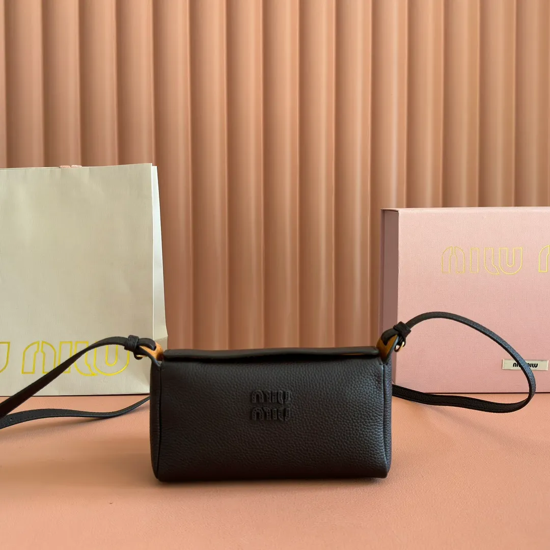 p1300💋💋💋[Original leather configuration counter complete package] 5BE097 Miu Japanese pop-up new crossbody bag, top imported cowhide, high-end leather texture, elegant and retro, soft but not collapsed, casual and lazy temperament, sweet and cool style, hand-sewn leather logo, details are online, suitable for commuting and shopping, practicality MAX, size: 18 X 10X 7cm