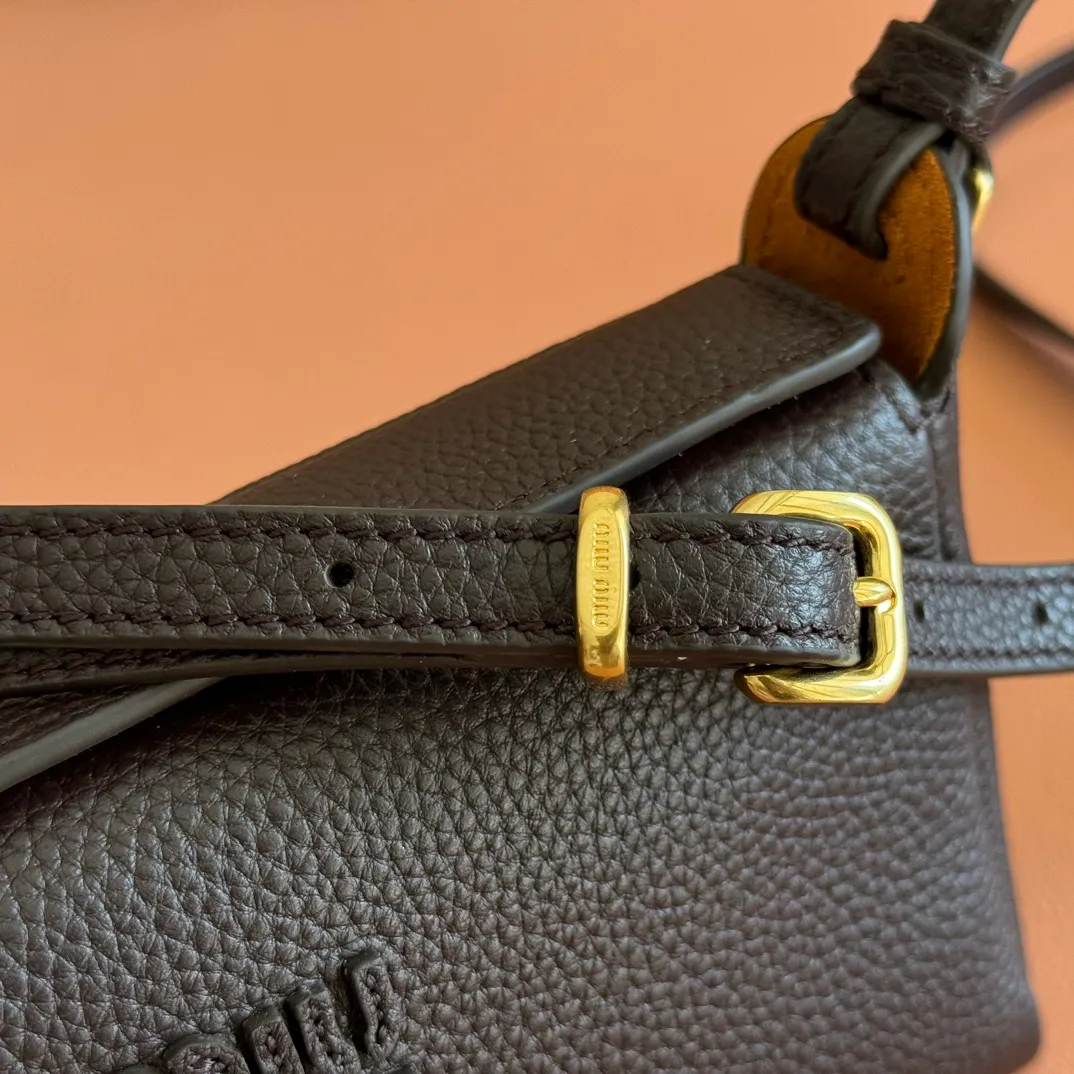 p1300💋💋💋[Original leather configuration counter complete package] 5BE097 Miu Japanese pop-up new crossbody bag, top imported cowhide, high-end leather texture, elegant and retro, soft but not collapsed, casual and lazy temperament, sweet and cool style, hand-sewn leather logo, details are online, suitable for commuting and shopping, practicality MAX, size: 18 X 10X 7cm