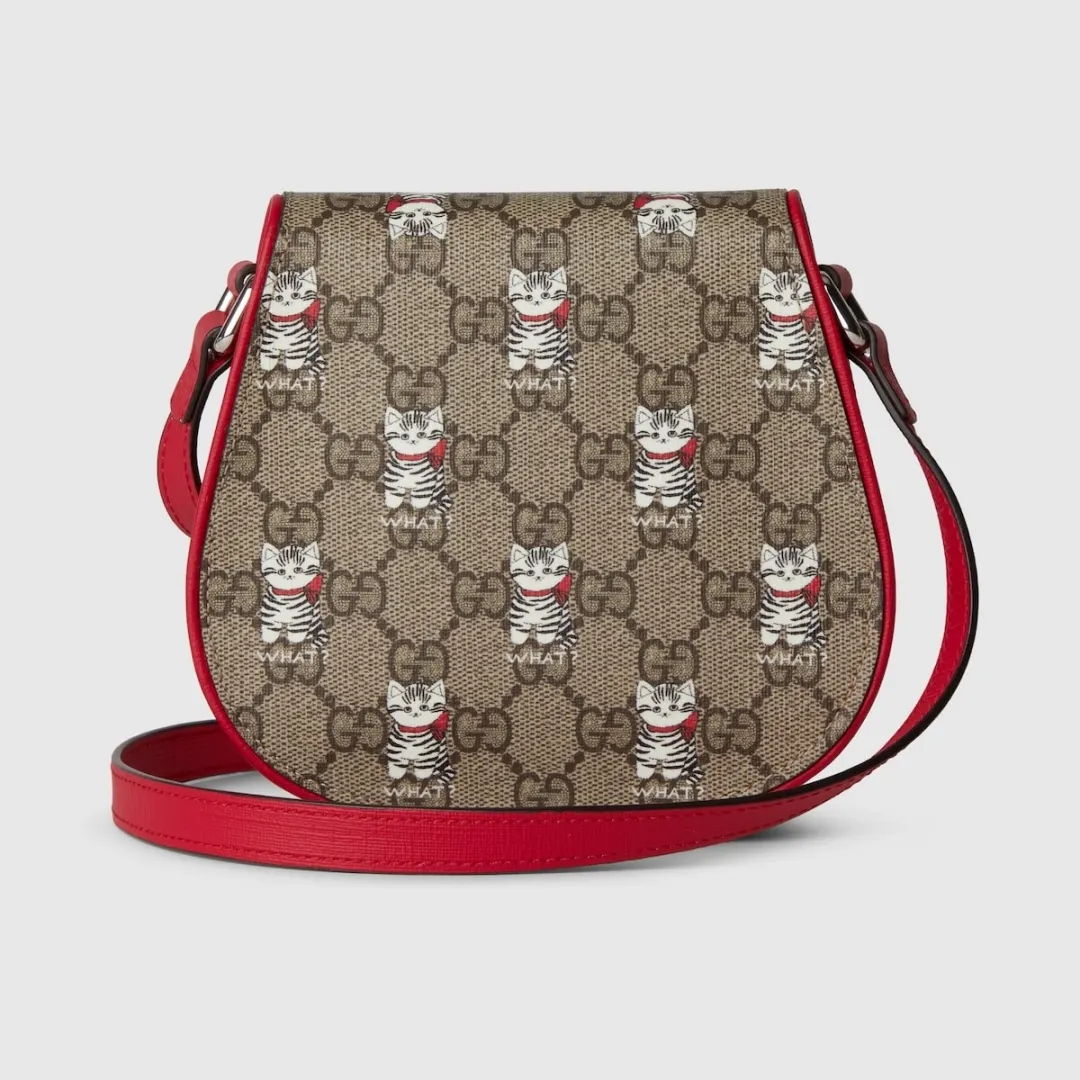 [Configured with full counter package] Children's printed GG shoulder bag 814014 FAD5G Painter Naon Jeong draws inspiration from daily life and local culture to create interesting and nostalgic designs. She combines kitten prints and other fun patterns with the brand name to add color to the early spring 2025 children's collection. This children's shoulder bag is crafted from GG Supreme canvas with an all-over "what?" cat print. ·Beige and dark brown GG Supreme canvas ·Red Supreme canvas trim ·Naon Jeong illustration ·All-over "what?" kitten print ·Gucci embossed label ·Magnetic snap fastening ·16cm (width) x 15cm (height) x 2.5cm (depth) ·