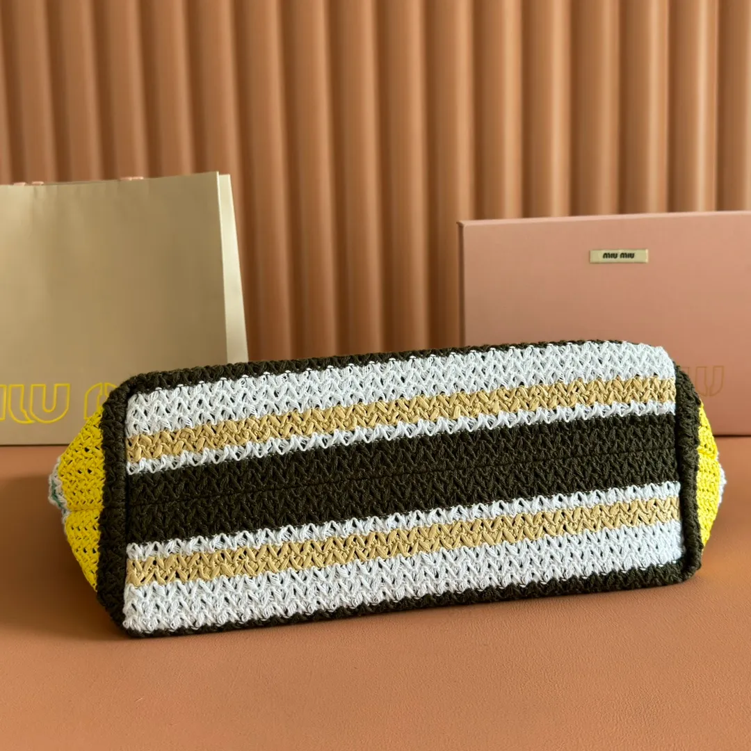 p1300💋💋💋【Full set of packaging at the counter】M Home 🍒5BG228, imported raffia straw spliced ​​cotton thread woven tote bag, the only version quality in the market, iconic Miu Miu embroidery on the front, cotton lining, ultra-light, large capacity, a must-have for travel, suitable for all seasons, super beautiful in kind, size: 40X34X16CM.