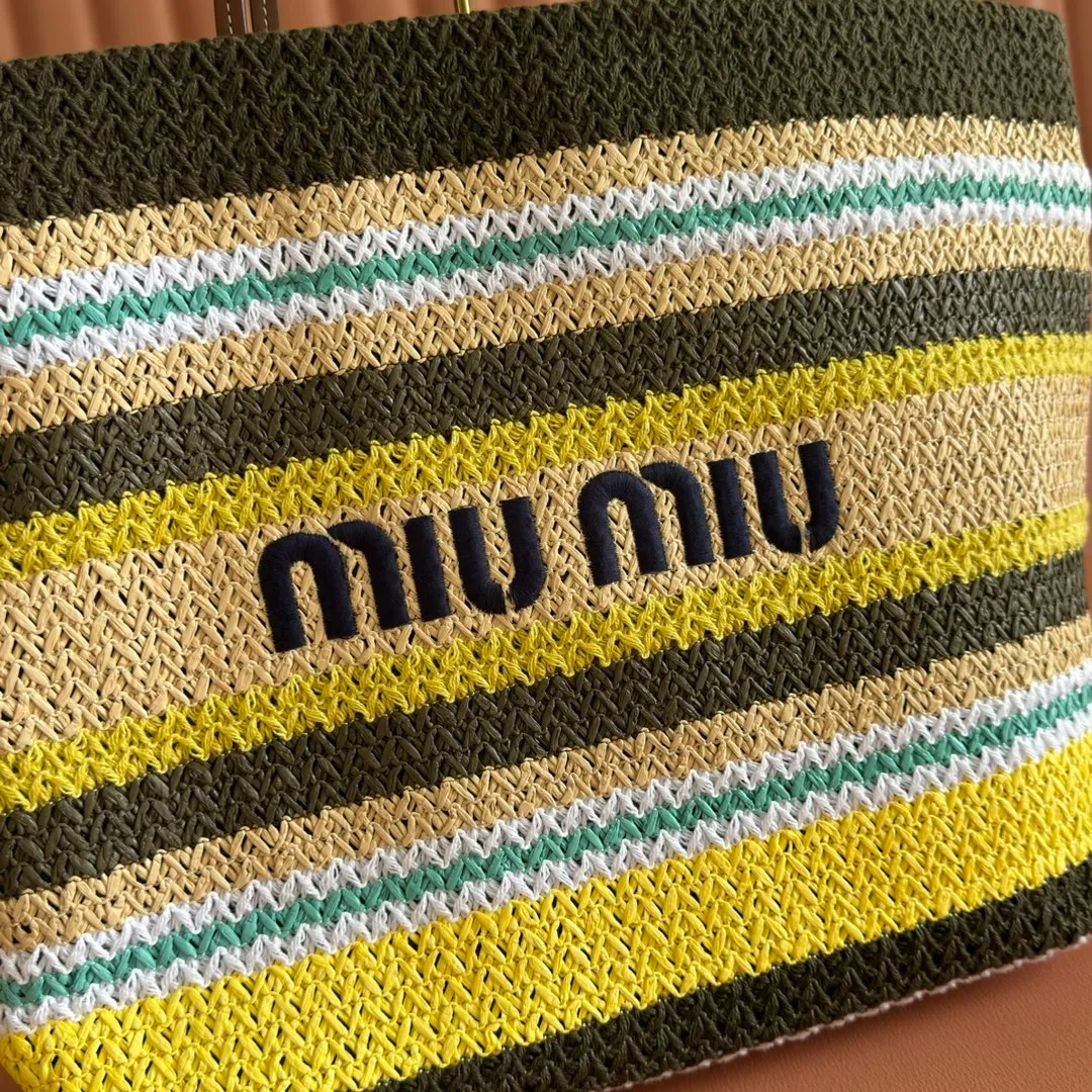 p1300💋💋💋【Full set of packaging at the counter】M Home 🍒5BG228, imported raffia straw spliced ​​cotton thread woven tote bag, the only version quality in the market, iconic Miu Miu embroidery on the front, cotton lining, ultra-light, large capacity, a must-have for travel, suitable for all seasons, super beautiful in kind, size: 40X34X16CM.