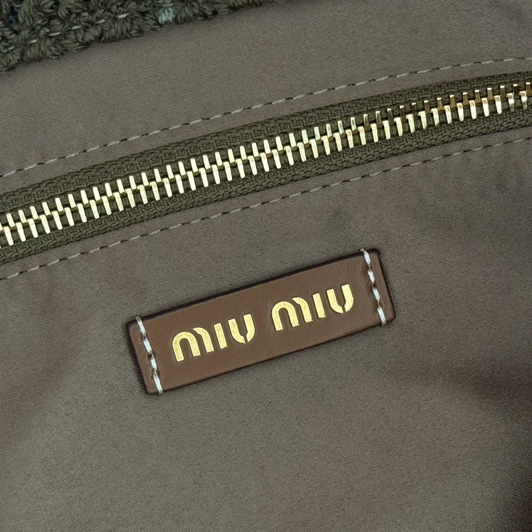 p1300💋💋💋【Full set of packaging at the counter】M Home 🍒5BG228, imported raffia straw spliced ​​cotton thread woven tote bag, the only version quality in the market, iconic Miu Miu embroidery on the front, cotton lining, ultra-light, large capacity, a must-have for travel, suitable for all seasons, super beautiful in kind, size: 40X34X16CM.