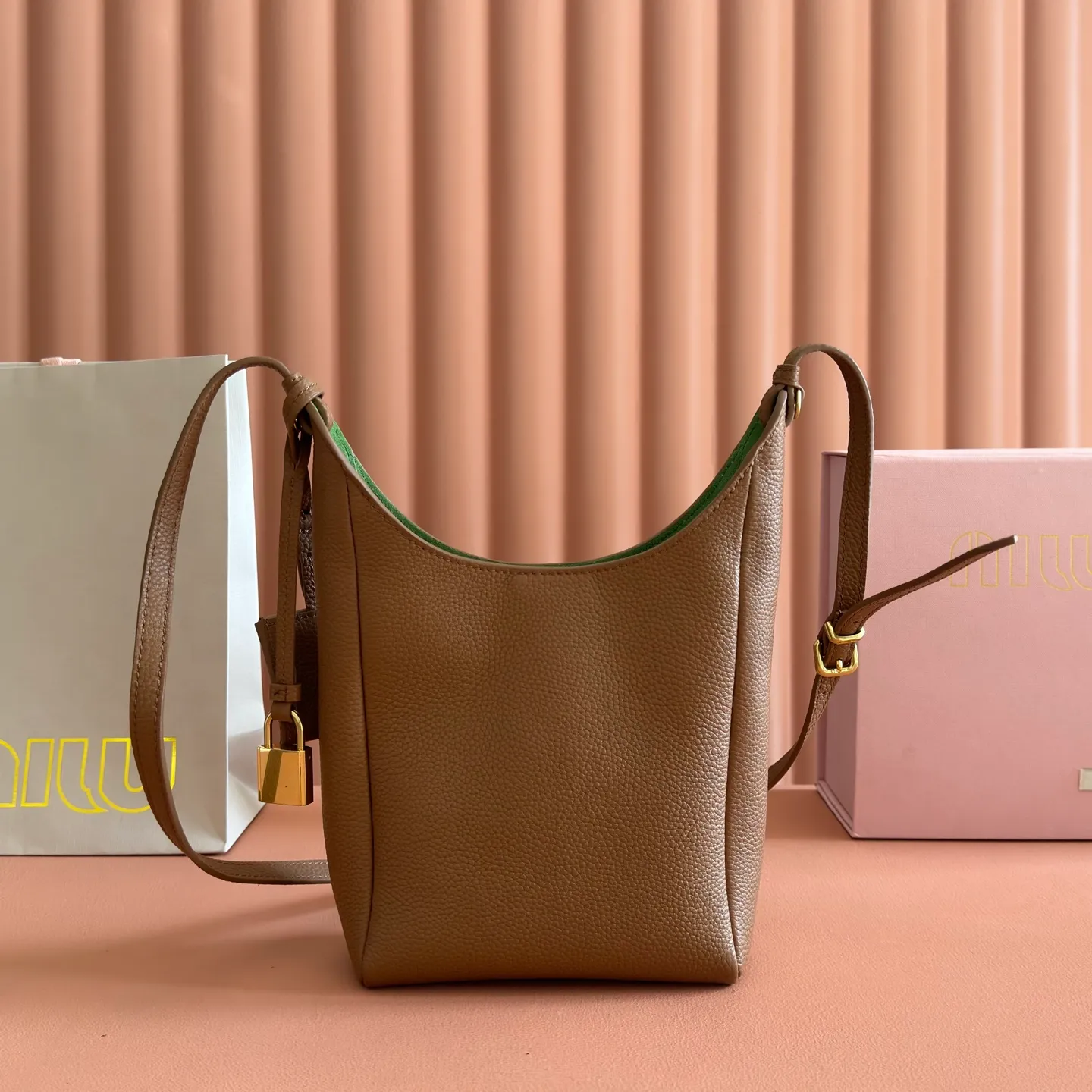 p1460💋💋💋[Original leather configuration counter complete package] Miu Japanese pop-up new tote bag, top-grade imported cowhide, high-end leather texture, elegant and retro, soft but not collapsed, with metal lock pendant, casual and lazy temperament, full of sweet and cool style, hand-sewn leather logo, details are online, suitable for commuting and shopping, practicality MAX, model: 5be098 Size: 28X 22.5X 12cm