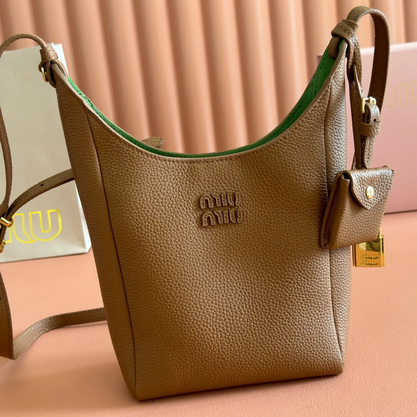 p1460💋💋💋[Original leather configuration counter complete package] Miu Japanese pop-up new tote bag, top-grade imported cowhide, high-end leather texture, elegant and retro, soft but not collapsed, with metal lock pendant, casual and lazy temperament, full of sweet and cool style, hand-sewn leather logo, details are online, suitable for commuting and shopping, practicality MAX, model: 5be098 Size: 28X 22.5X 12cm