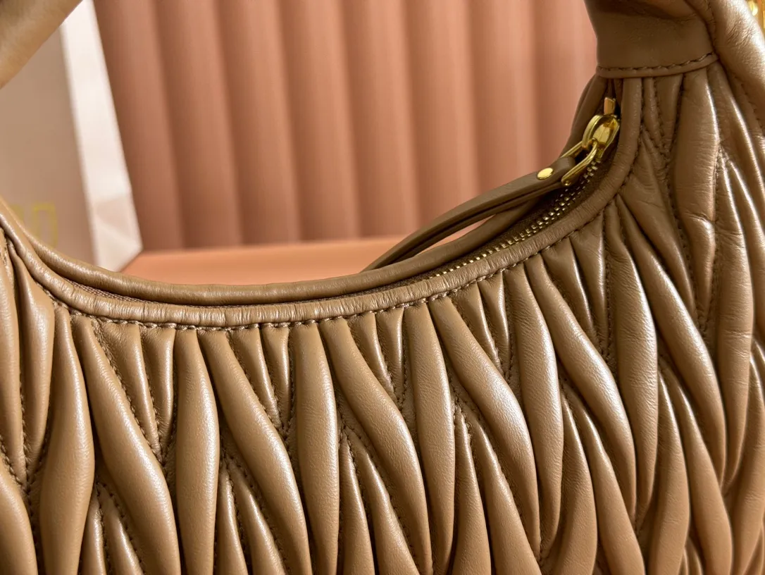 p1660💋💋💋 Equipped with a full set of packaging at the counter [Super Grade Hardware Original Leather] Wander Matelasse Sheep Leather Hobo Mini Handbag/Crossbody ~ Caramel Sheep Leather Wander handbag has become one of the classic accessories. This mini handbag is made of Matalasse sheep leather, using exquisite craftsmanship to create a three-dimensional effect, showing exquisite elegance. Presenting the Hobo bag style, blending retro style and modern elegance, it has become a new synonym for modern femininity. ～Golden hardware ～Zipper closure ～Metal lettering logo on the front ～Cotton satin lining Size: W25×H18×D5.5cm Number: 5BP306