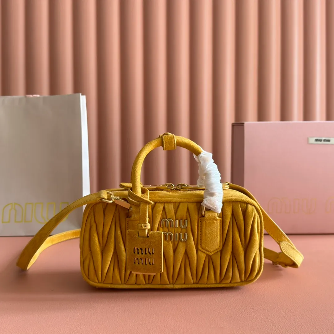 p1700💋💋💋【Configuring full counter package】MIU MIU Miu Miu wrinkled nubuck leather Miu Miu women's Arcadia cowhide handbag crossbody bag👝The lightweight padding design makes the handbag look fuller and shows a cosmopolitan style. The letter logo, which echoes the finish of the metal hardware, straddles the line between function and decoration, giving this handbag a unique aesthetic and classic feel. Size: 22✖️10.5✖️7.5cm Style number: 5bb142