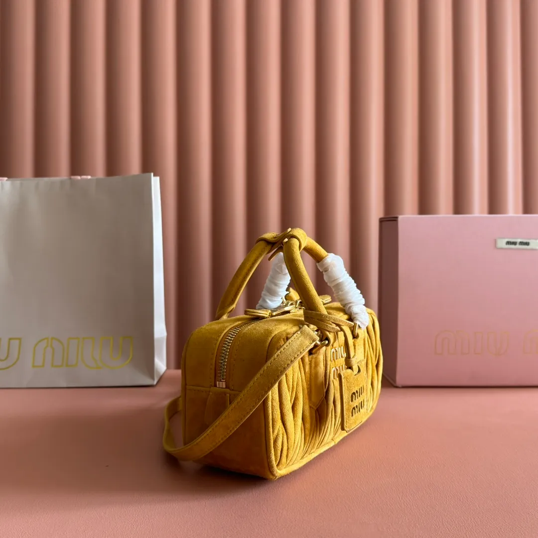 p1700💋💋💋【Configuring full counter package】MIU MIU Miu Miu wrinkled nubuck leather Miu Miu women's Arcadia cowhide handbag crossbody bag👝The lightweight padding design makes the handbag look fuller and shows a cosmopolitan style. The letter logo, which echoes the finish of the metal hardware, straddles the line between function and decoration, giving this handbag a unique aesthetic and classic feel. Size: 22✖️10.5✖️7.5cm Style number: 5bb142