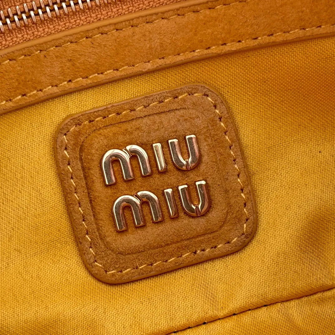p1700💋💋💋【Configuring full counter package】MIU MIU Miu Miu wrinkled nubuck leather Miu Miu women's Arcadia cowhide handbag crossbody bag👝The lightweight padding design makes the handbag look fuller and shows a cosmopolitan style. The letter logo, which echoes the finish of the metal hardware, straddles the line between function and decoration, giving this handbag a unique aesthetic and classic feel. Size: 22✖️10.5✖️7.5cm Style number: 5bb142