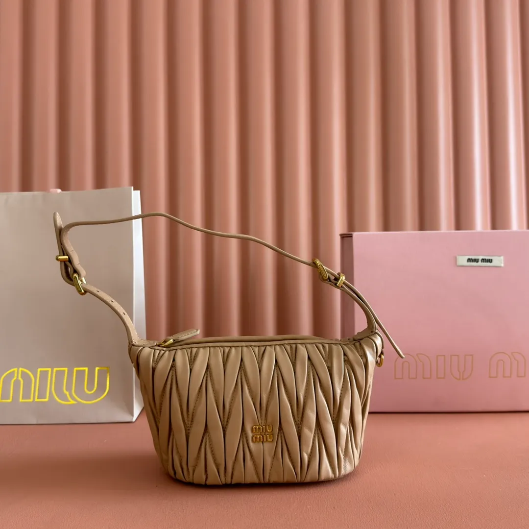 p1400💋💋💋【Configure full counter package】Matelassé Nappa lambskin pouch 5NE026_Miu Miu style symbol - the Matelassé pattern takes on a new look in this clutch bag, practical and functional design, suitable for hand-holding, with precious finishes and metal logo. ●With handle ●Zipper closure·Lined·Metal lettering logo Width: 15cm, Height: 8.5cm, Length: 8cm