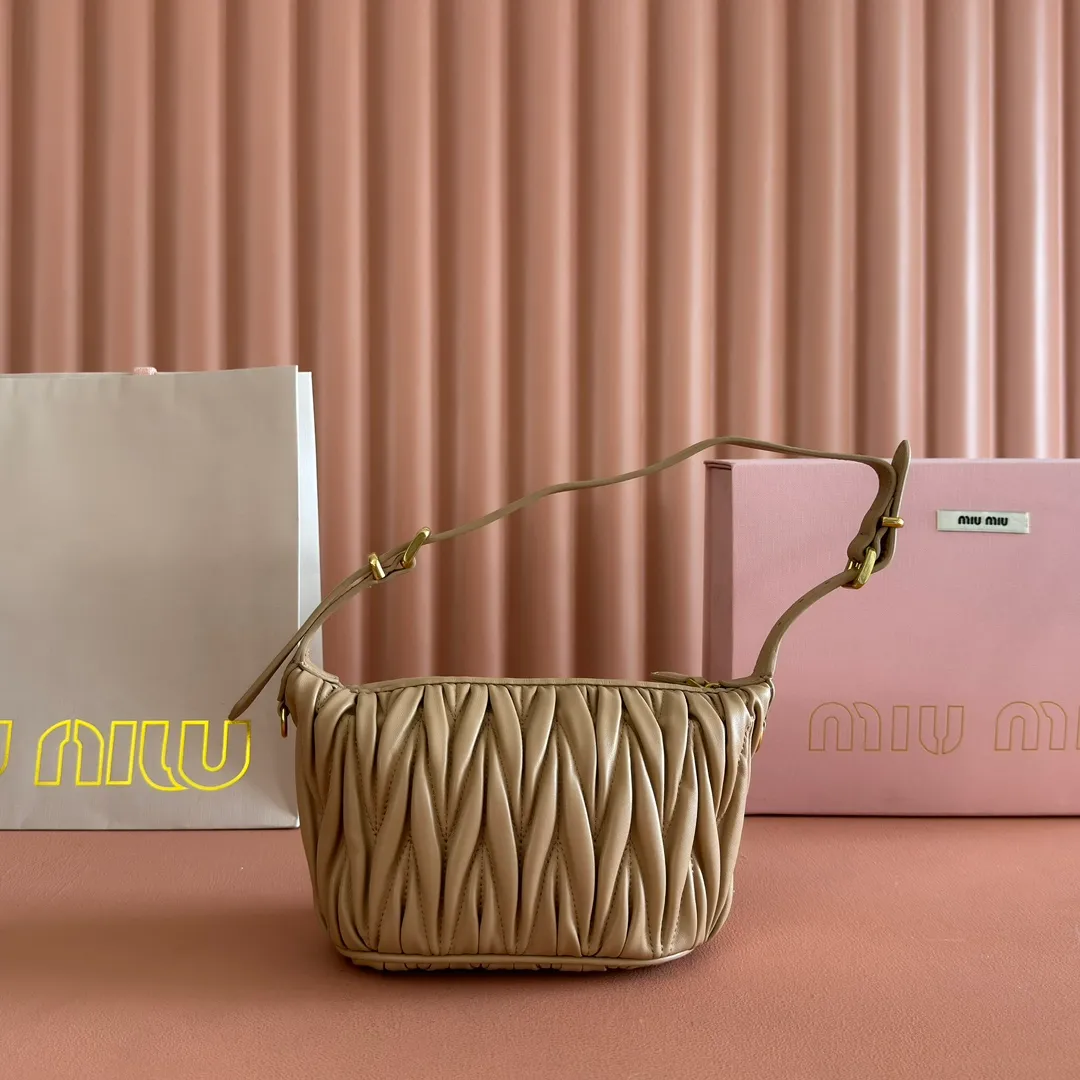 p1400💋💋💋【Configure full counter package】Matelassé Nappa lambskin pouch 5NE026_Miu Miu style symbol - the Matelassé pattern takes on a new look in this clutch bag, practical and functional design, suitable for hand-holding, with precious finishes and metal logo. ●With handle ●Zipper closure·Lined·Metal lettering logo Width: 15cm, Height: 8.5cm, Length: 8cm
