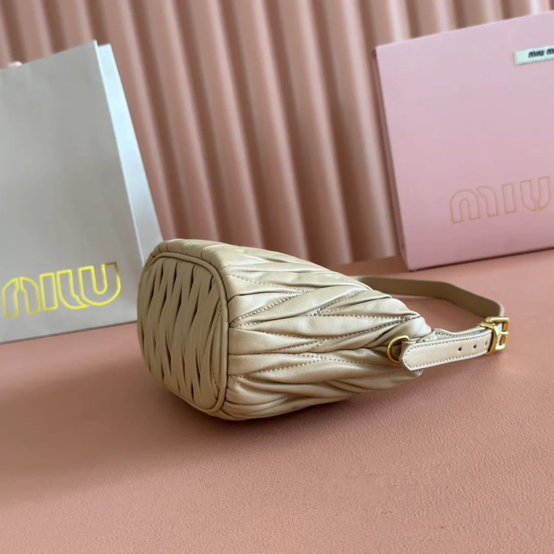 p1400💋💋💋【Configure full counter package】Matelassé Nappa lambskin pouch 5NE026_Miu Miu style symbol - the Matelassé pattern takes on a new look in this clutch bag, practical and functional design, suitable for hand-holding, with precious finishes and metal logo. ●With handle ●Zipper closure·Lined·Metal lettering logo Width: 15cm, Height: 8.5cm, Length: 8cm
