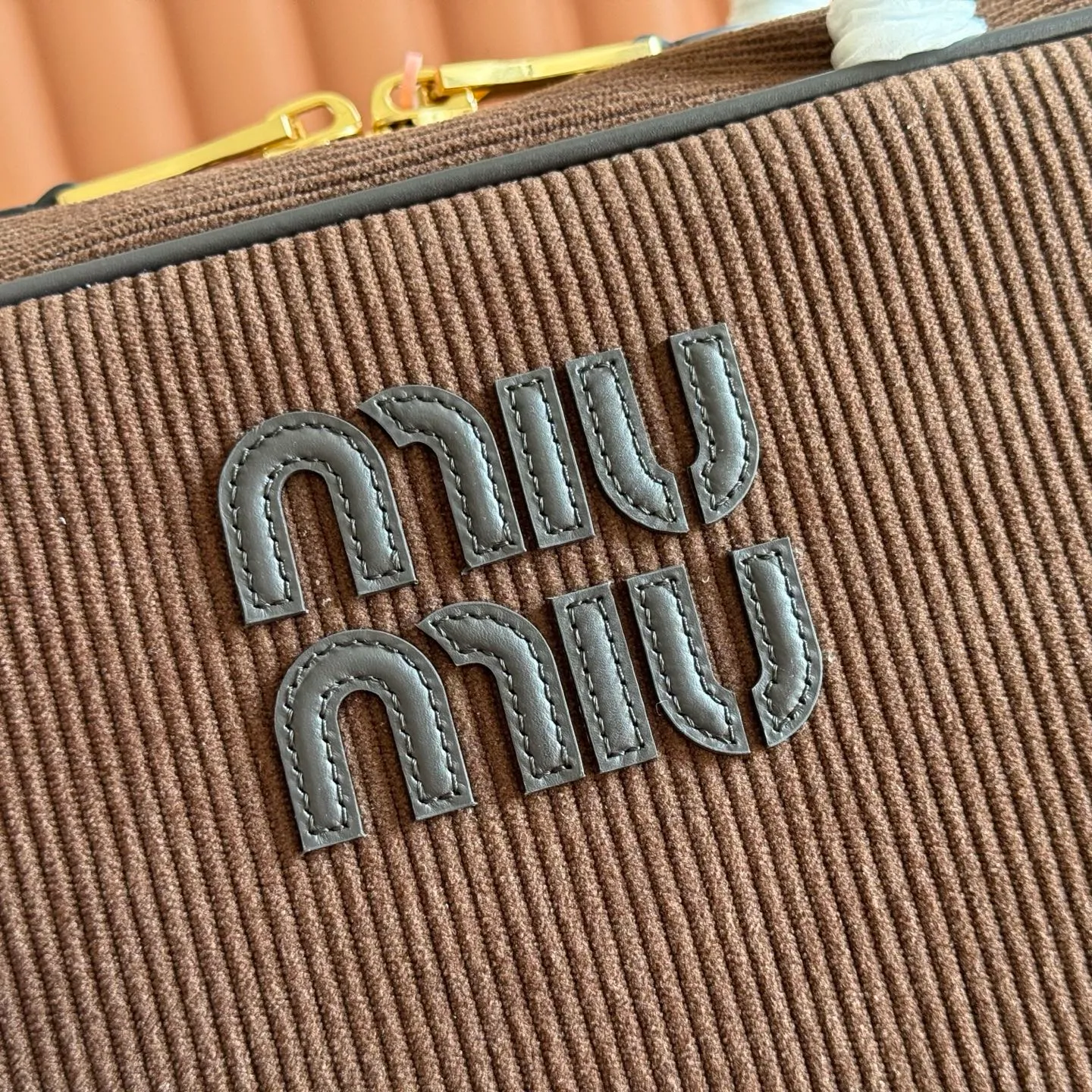 p1600. MIU's new product [original leather with counter packaging] Beau corduroy handbag/shoulder bag ~ sapphire blue [new version briefcase] 5bb117 This Beau handbag is made of soft and smooth cow leather, with exquisite details such as gold-plated hardware and accessories, and the embossed letter logo highlights the classic style. Size:W34×H23×D10cm