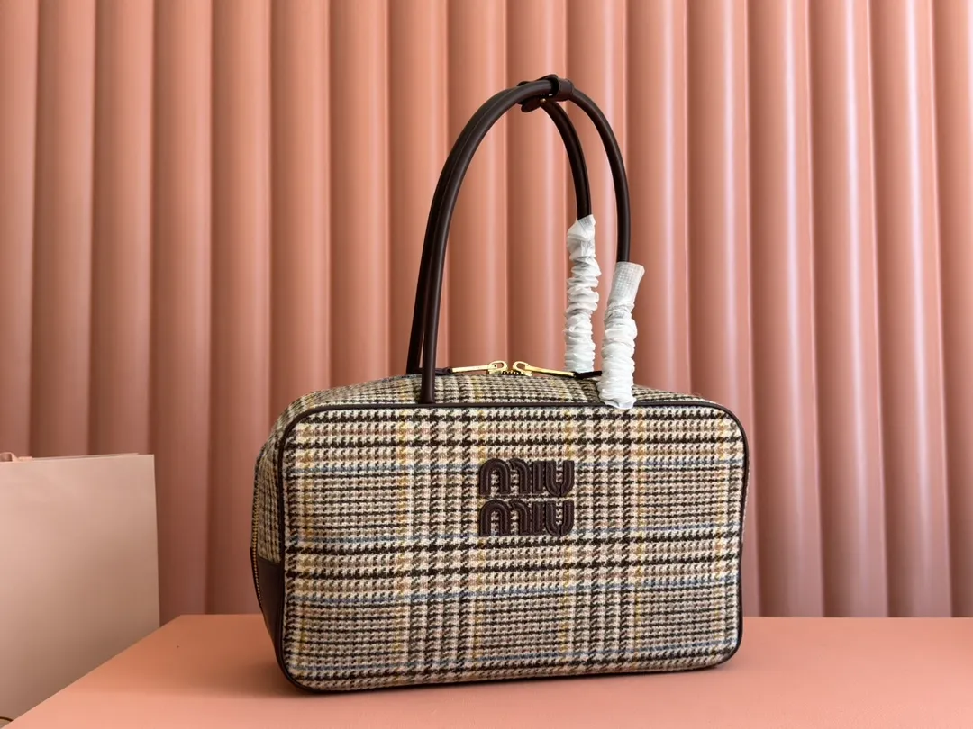 P1720. 💋💋💋[Original leather configuration and counter packaging] MiuMiu’s new houndstooth briefcase is a complete fusion of fashion and classic. It is the next big hit. Wool fabric is matched with calfskin. The texture is soft and durable. Compared with the full leather model, it is lighter and the color is more versatile. Regardless of appearance The practicality is amazing. The third-generation long handle design is easy to carry on the shoulder. The large design has sufficient capacity and can easily hold various necessities. It is a perfect choice whether for work or travel. The new satin lining is more beautiful and durable. Models: 5bb117, 5bb163. Size: 34X23X12cm.