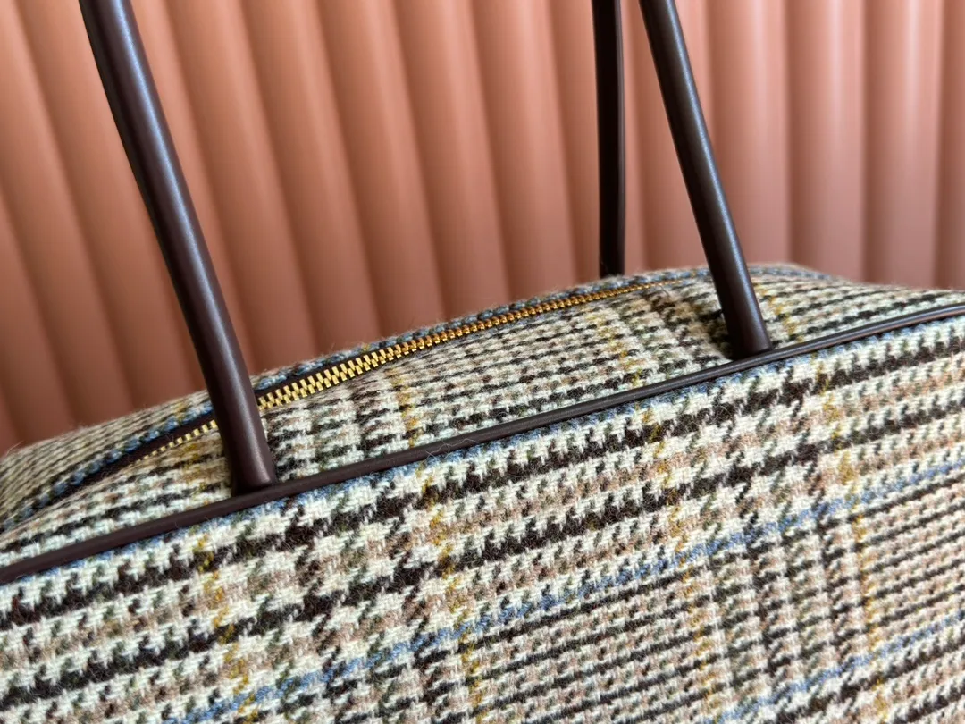 P1720. 💋💋💋[Original leather configuration and counter packaging] MiuMiu’s new houndstooth briefcase is a complete fusion of fashion and classic. It is the next big hit. Wool fabric is matched with calfskin. The texture is soft and durable. Compared with the full leather model, it is lighter and the color is more versatile. Regardless of appearance The practicality is amazing. The third-generation long handle design is easy to carry on the shoulder. The large design has sufficient capacity and can easily hold various necessities. It is a perfect choice whether for work or travel. The new satin lining is more beautiful and durable. Models: 5bb117, 5bb163. Size: 34X23X12cm.