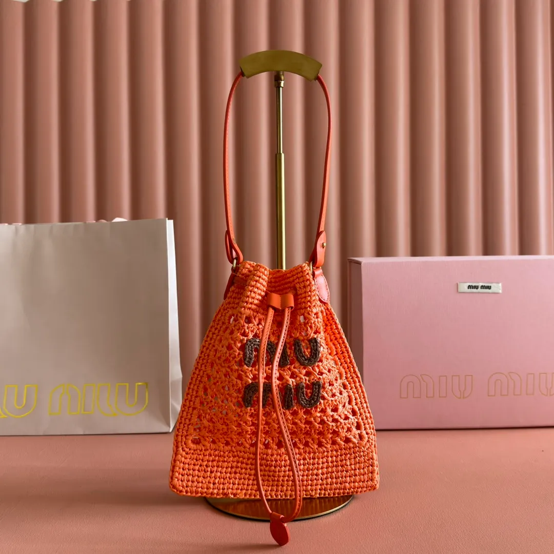 p1120💋💋💋【Full set of packaging at the counter】5ND016 new lucky bag woven bag, custom-made raffia imported from Japan, non-common PP grass on the market, the material is the same, the overall bag is small and exquisite, with leather shoulder strap for better practicality, it can be carried in the hand or under the armpit when going out in summer, size: 20 X 23 cm