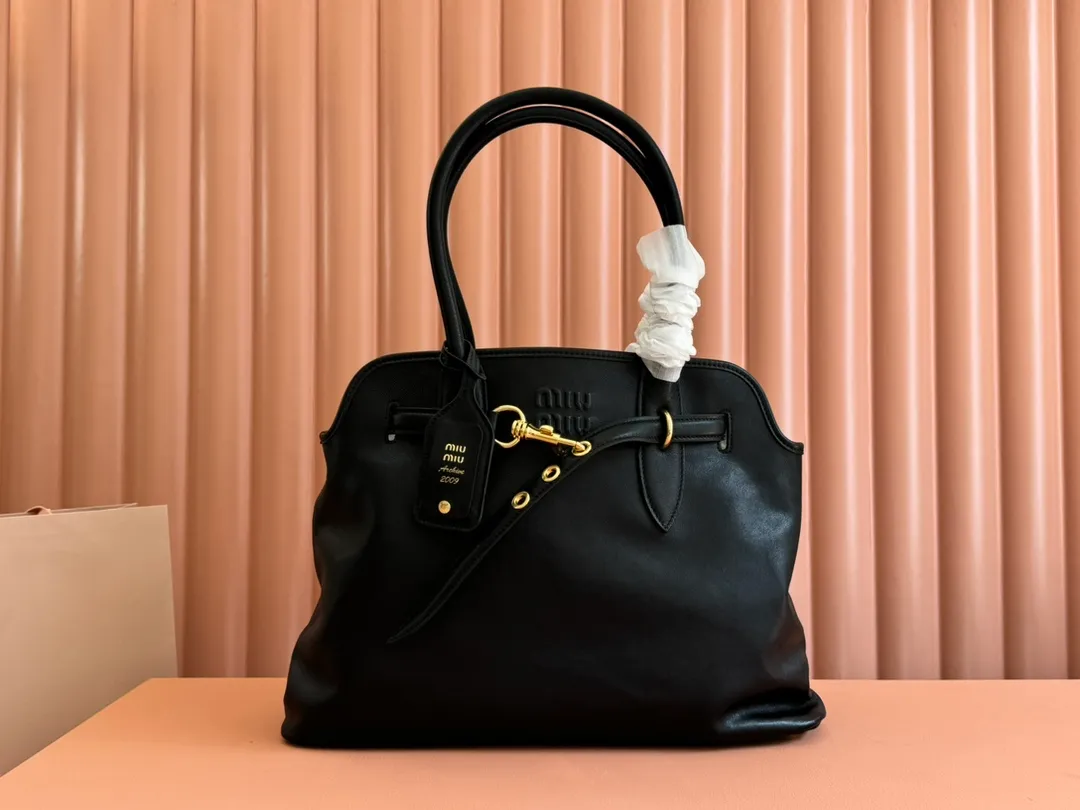 p2300💋💋💋Original leather Miu women's Nappa sheepskin handbag, inspired by the archive design, the structure has been adjusted to become lighter and rejuvenate with a new personality, creating a classic item with timeless charm. Decorated with an embossed monogram logo for an added signature touch 👝 Comes with handles for use as a tote or shoulder bag! Removable charm, antiqued gold-tone hardware, embossed lettering logo on front, lined interior, zip pocket and patch pocket! Size: 31✖️40✖️13cm Style number: 5BG291