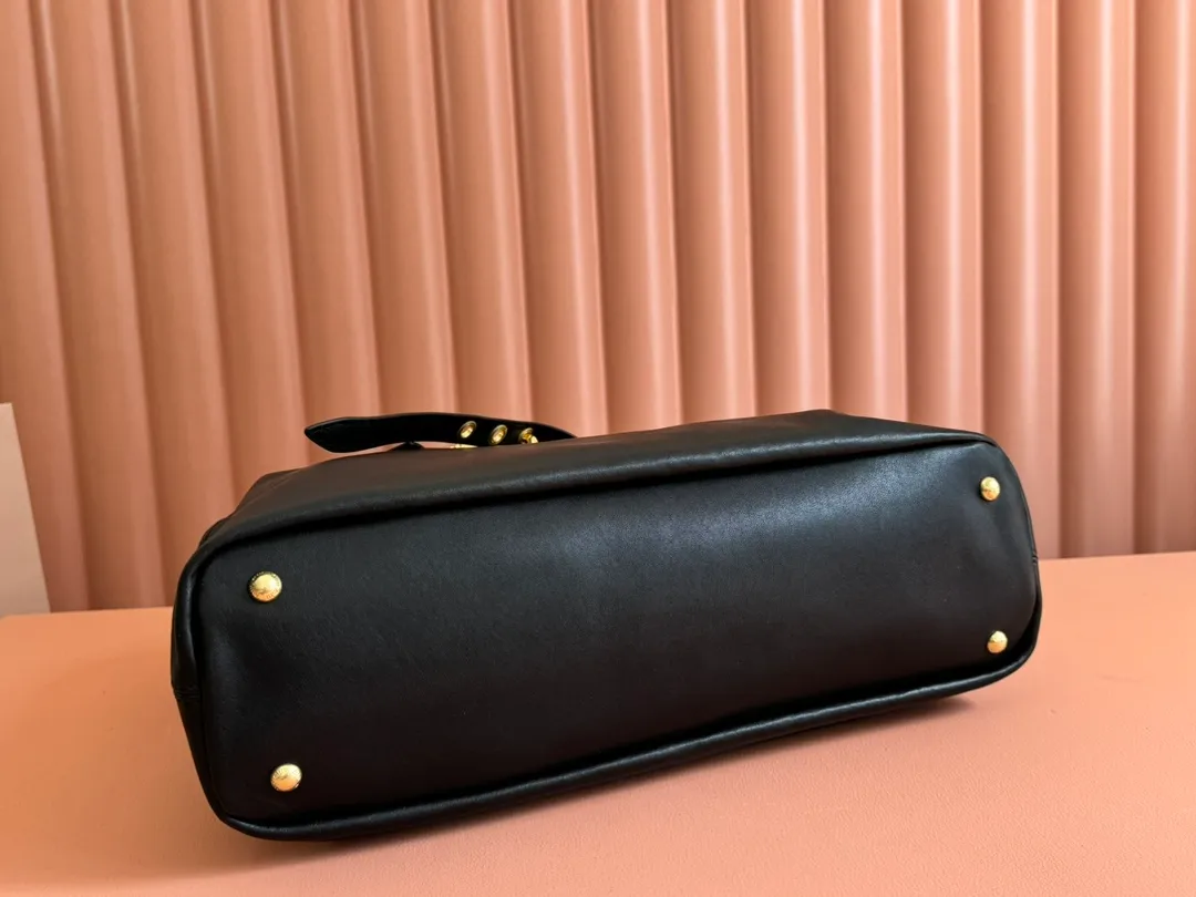 p2300💋💋💋Original leather Miu women's Nappa sheepskin handbag, inspired by the archive design, the structure has been adjusted to become lighter and rejuvenate with a new personality, creating a classic item with timeless charm. Decorated with an embossed monogram logo for an added signature touch 👝 Comes with handles for use as a tote or shoulder bag! Removable charm, antiqued gold-tone hardware, embossed lettering logo on front, lined interior, zip pocket and patch pocket! Size: 31✖️40✖️13cm Style number: 5BG291