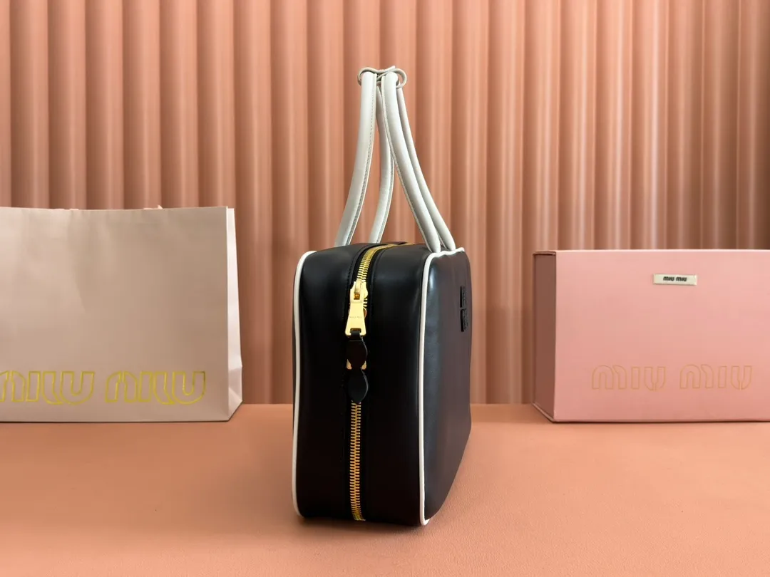 p1740💋💋💋 Equipped with a full set of packaging at the counter [Premium hardware original leather] Beau cow leather color-blocked handbag/shoulder bag ~ black with white [new version briefcase] This Beau handbag is made of soft and smooth cow leather, with gold-plated hardware and other exquisite details that are particularly outstanding, and the embossed letter logo highlights the classic style. Size: W34×H23×D10cm No.: _5BB117