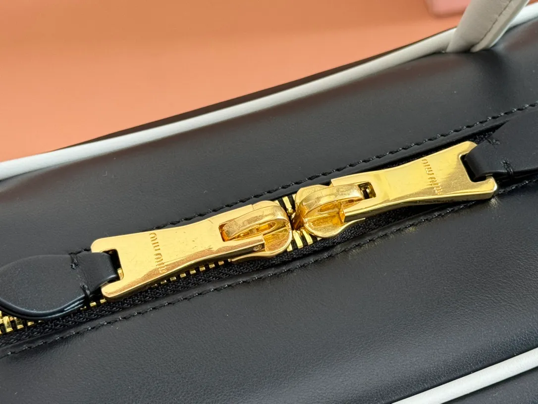 p1740💋💋💋 Equipped with a full set of packaging at the counter [Premium hardware original leather] Beau cow leather color-blocked handbag/shoulder bag ~ black with white [new version briefcase] This Beau handbag is made of soft and smooth cow leather, with gold-plated hardware and other exquisite details that are particularly outstanding, and the embossed letter logo highlights the classic style. Size: W34×H23×D10cm No.: _5BB117