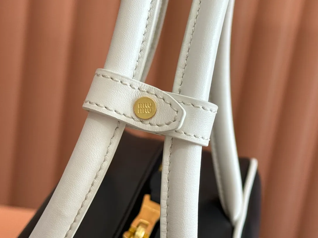 p1740💋💋💋 Equipped with a full set of packaging at the counter [Premium hardware original leather] Beau cow leather color-blocked handbag/shoulder bag ~ black with white [new version briefcase] This Beau handbag is made of soft and smooth cow leather, with gold-plated hardware and other exquisite details that are particularly outstanding, and the embossed letter logo highlights the classic style. Size: W34×H23×D10cm No.: _5BB117