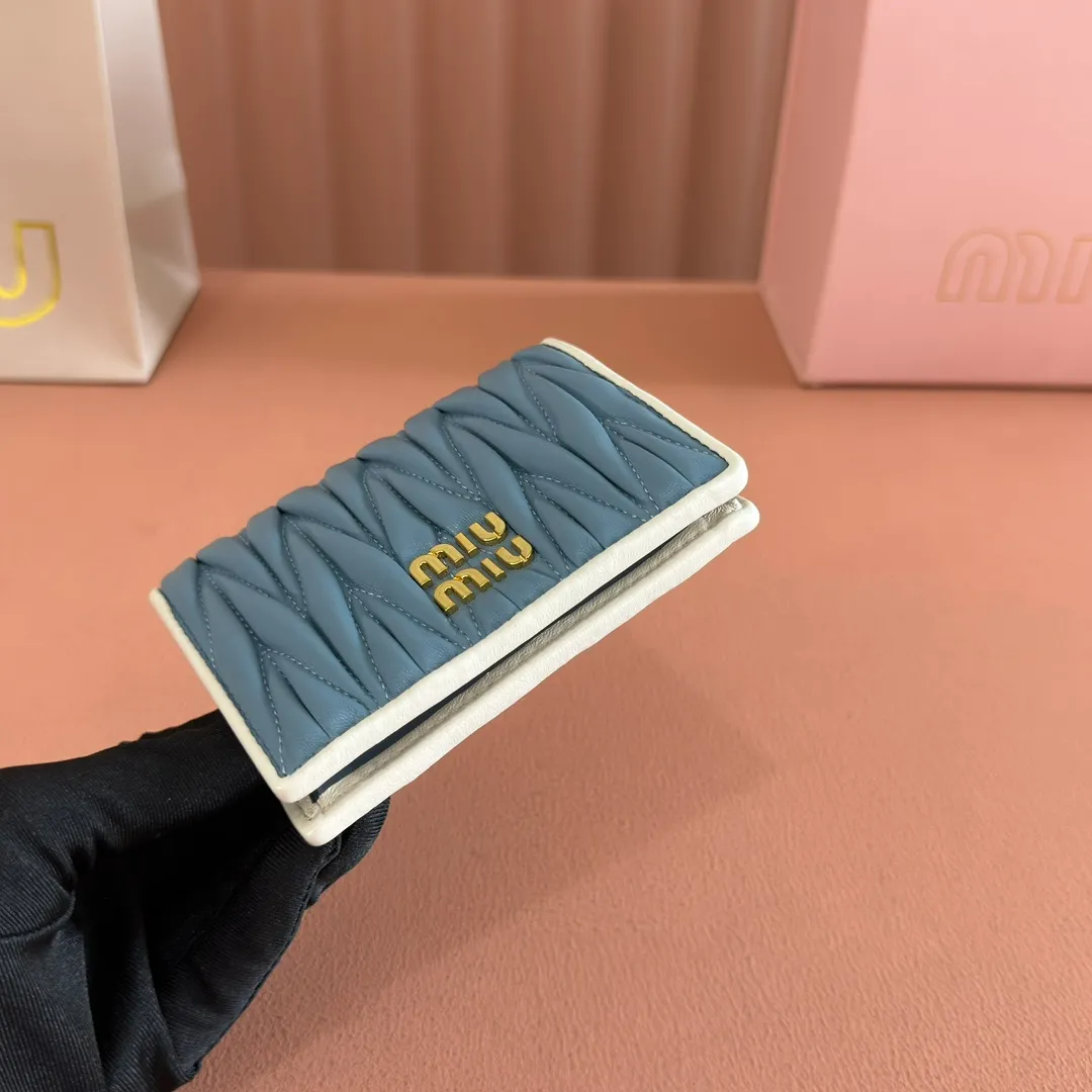 p460. 💋💋💋【Full set of packaging at the counter】🔥 MM latest version pocket wallet💗pocket wallet💗New small wallet at the counter🔥Model: 5MV204 gray blue with white🆕🆕💃💃It is made of imported top-grade sheepskin inside and outside🐮💞Hundred-yuan bills, bank cards, coins, and change can all be collected in it💅💅Size: 11.5 X8 cm.